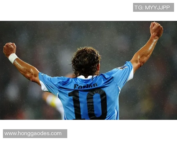 简约风格足球明星素描画像，展现经典瞬间与个性魅力