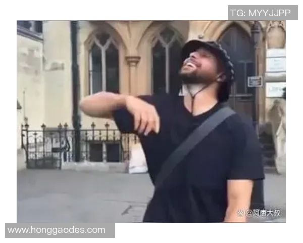 足球巨星惊现繁华街头与粉丝亲密互动引发热潮