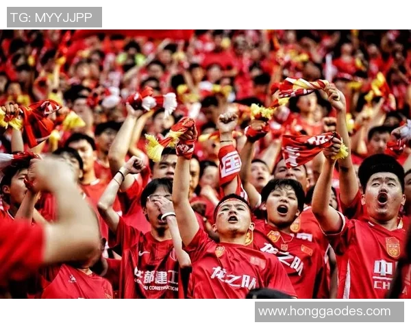 足球巨星赛场激情互动高举双手热血击掌展现团队精神